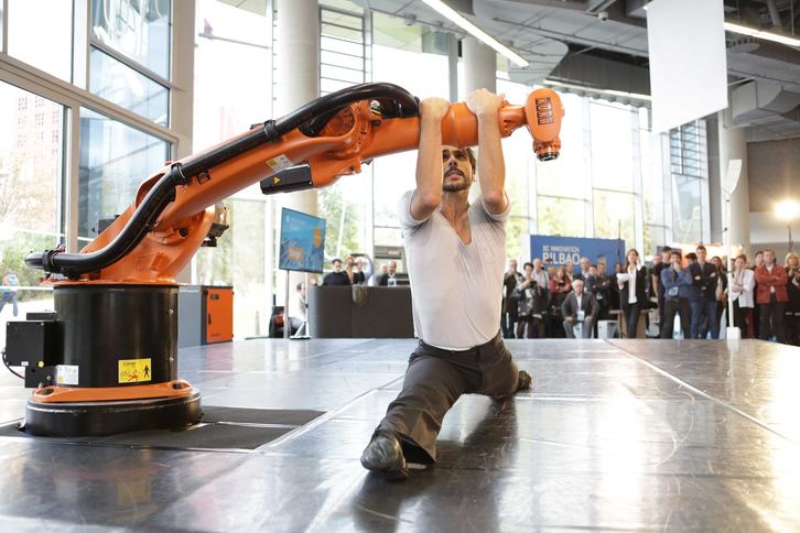 Igor Yebra baila con un robot durante la inauguración del acto.