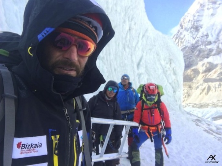 Txikon, junto a otros integrantes de la expedición, durante las labores de equipación de la cascada del Khumbu. (ALEXTXIKON.COM)