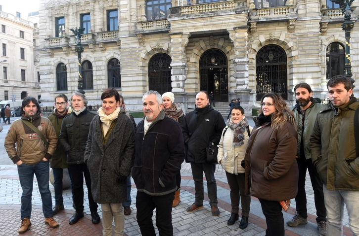 Agirre y Unanue junto a representantes municipales de EH Bildu en Bizkaia. (ARGAZKI PRESS)