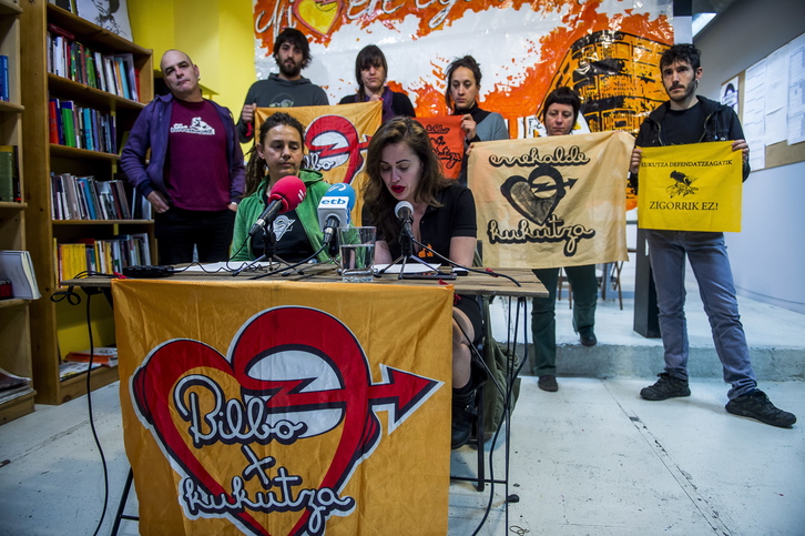 Rueda de prensa ofrecida en abril de 2016 por el colectivo en solidaridad con Kukutza. (Luis JAUREGIALTZO / ARGAZKI PRESS)