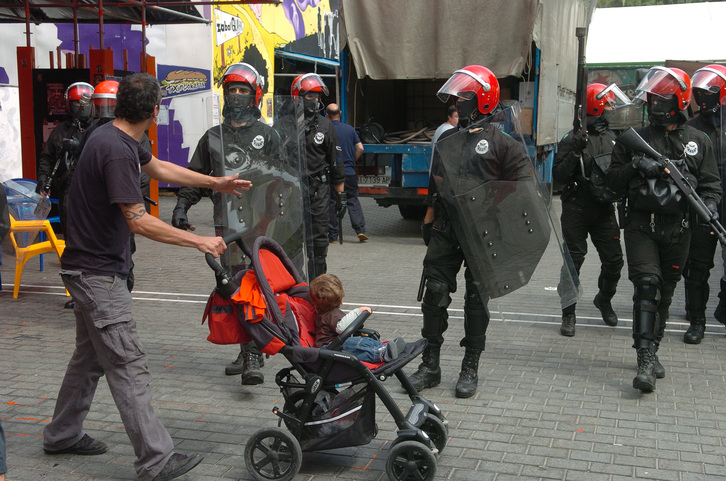 Agentes de la Ertzaintza entrando en las txosnas en 2009. (Juanan RUIZ / ARGAZKI PRESS)
