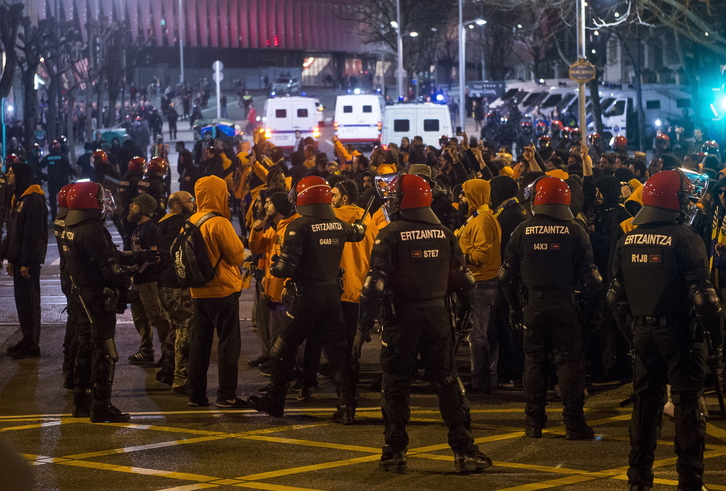 Ultras neonazis del APOEL custodiados por la Ertzaintza. (Luis JAUREGIALTZO / ARGAZKI PRESS)