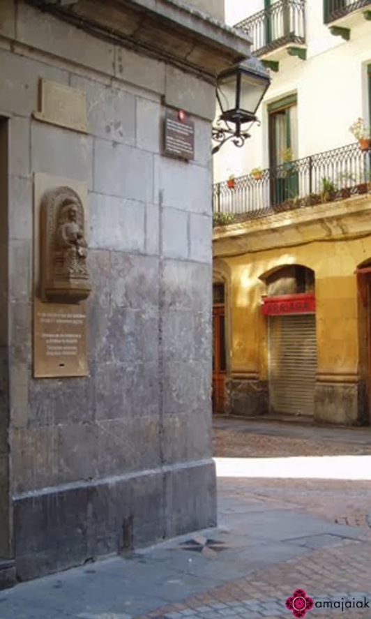 La hucha de los txikiteros se encuentra en la esquina de la calle Pelota con Santa María.