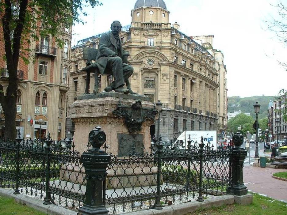 Escultura dedicada al escritor y poeta Antonio Trueba en los Jardines de Albia.