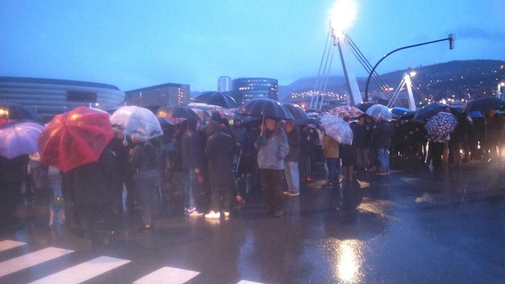 Pese al frío y la lluvia unos 150 vecinos participaron en la movilización en Deustuibarra. (@goikodeustu)