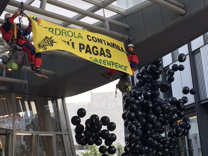 Activistas de Greenpeace con globos negros para denunciar la contaminación. (@greenpeace_esp)