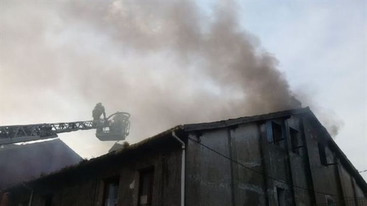 Incendio en unas viviendas en Zorrotza. (@udalberri)