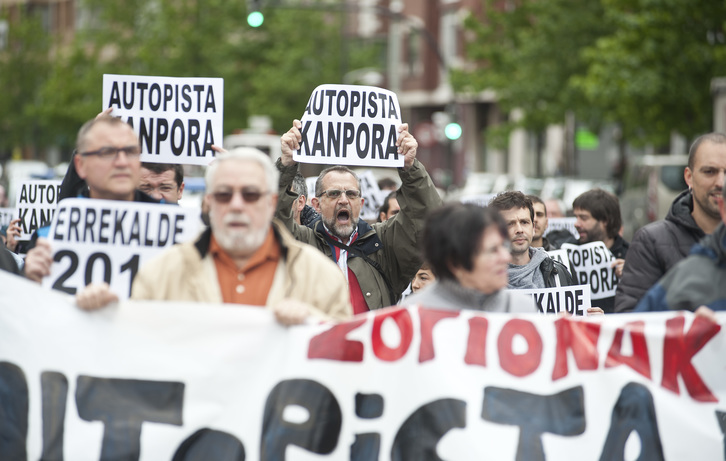 Protesta contra la autopista de los vecinos de Errekalde en 2013. (Jon HERNAEZ / ARGAZKI PRESS)