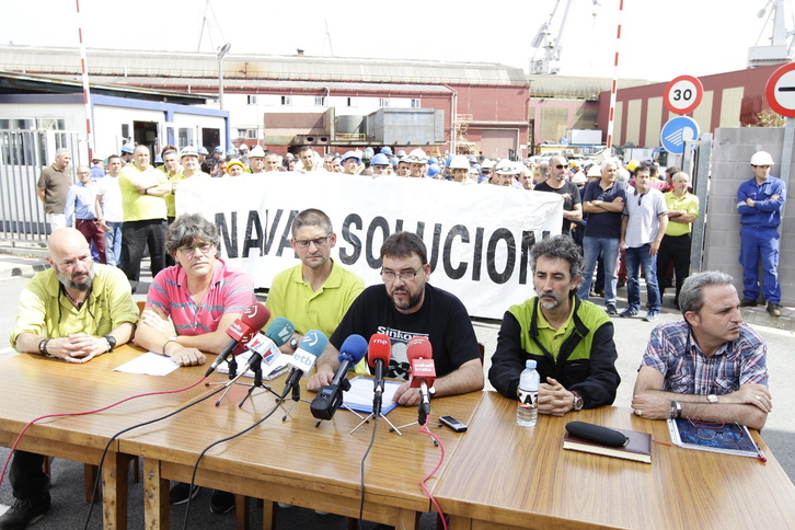 Trabajadores de La Naval han reclamado una «solución» en rueda de prensa. (Aritz LOIOLA / ARGAZKI PRESS)