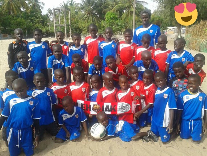 Niños de de un equipo de fútbol de Senegal con equipaciones del Loiola Indautxu. (@betilehioak)