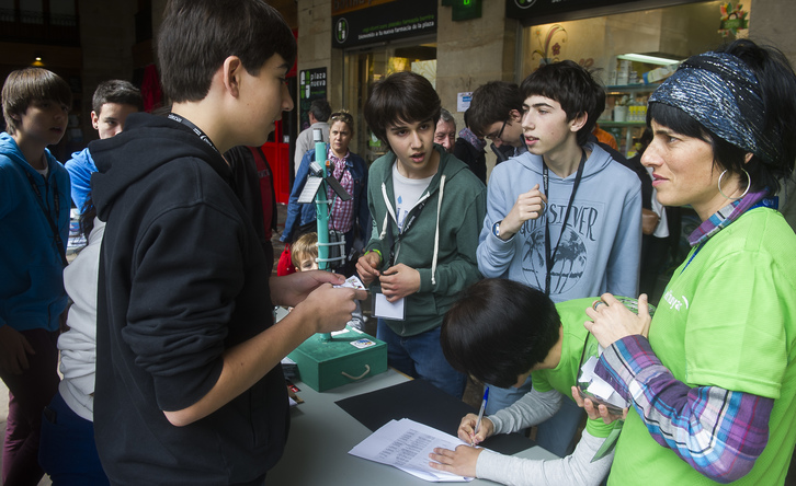 Feria de la ciencia de jóvenes estudiantes organizada por Elhuyar en Bilbo.(Luis JAUREGIALTZO / ARGAZKI PRESS)