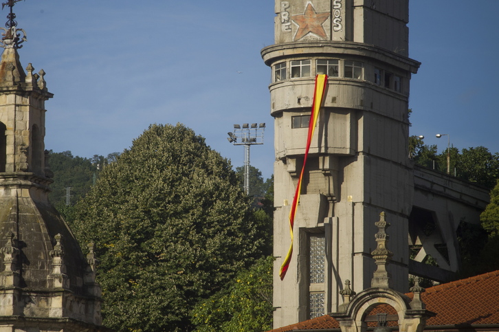Bandera española colocada en la antigua estructura del ascensor de Begoña. (Jaizki FONTANEDA / ARGAZKI PRESS)