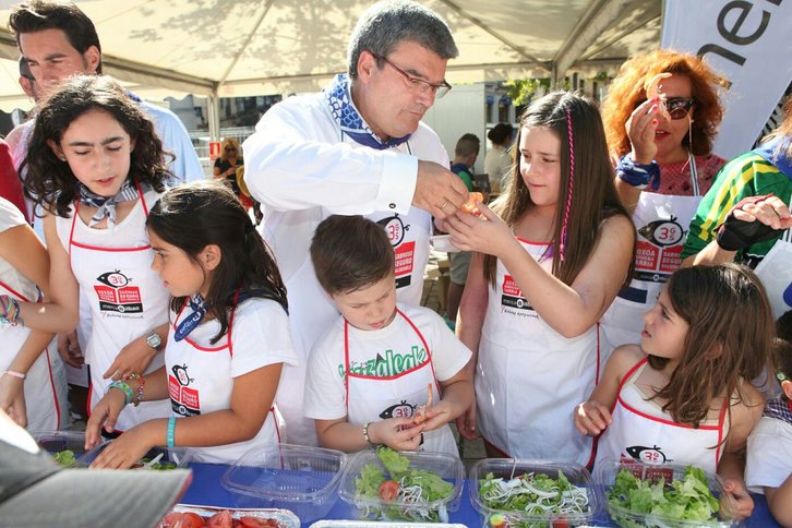 Aburto con niños cocineros en el Arenal. (@juanmariaburto)