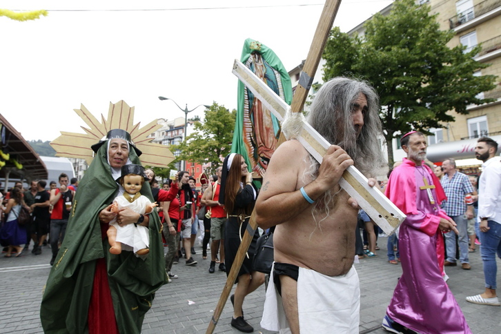 La «procesión» ha reunido a cientos de personas. (Aritz LOIOLA / ARGAZKI PRESS)