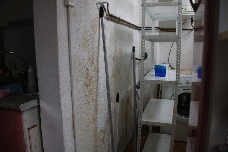 Algunos pisos sufren graves problemas de humedad en Otxarkoaga.