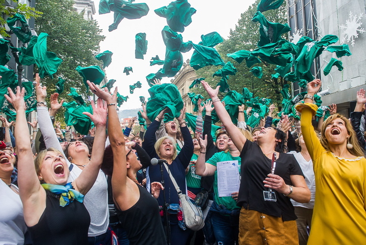 Trabajadoras de residencias celebran el acuerdo. (Luis JAUREGIALTZO / ARGAZKI PRESS)