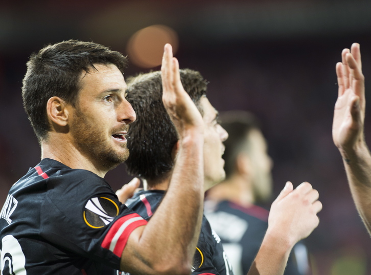 Aduriz ha vuelto a ser decisivo marcado el gol de la victoria. (Luis JAUREGIALTZO / ARGAZKI PRESS)
