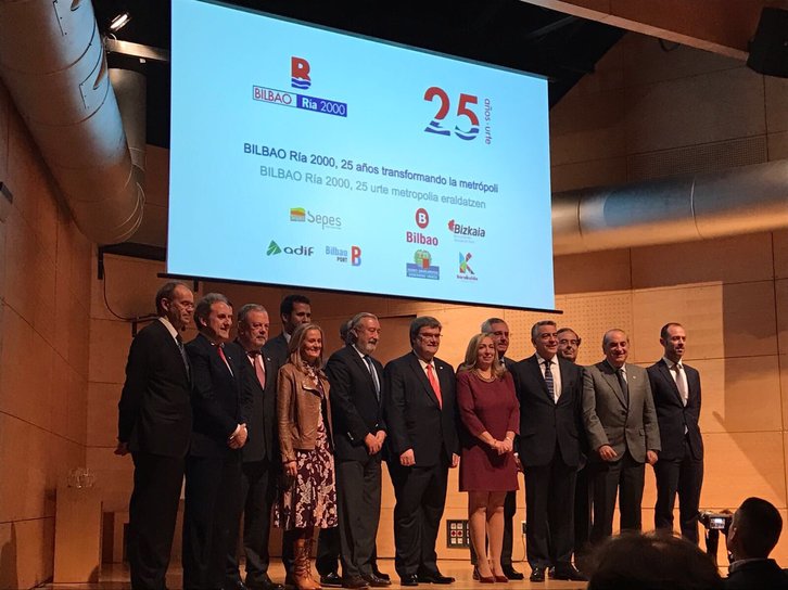 Representantes institucionales acudieron a la cita para celebrar el 25 aniversario de Bilbao Ría 2000. (@PedroAspiazu)
