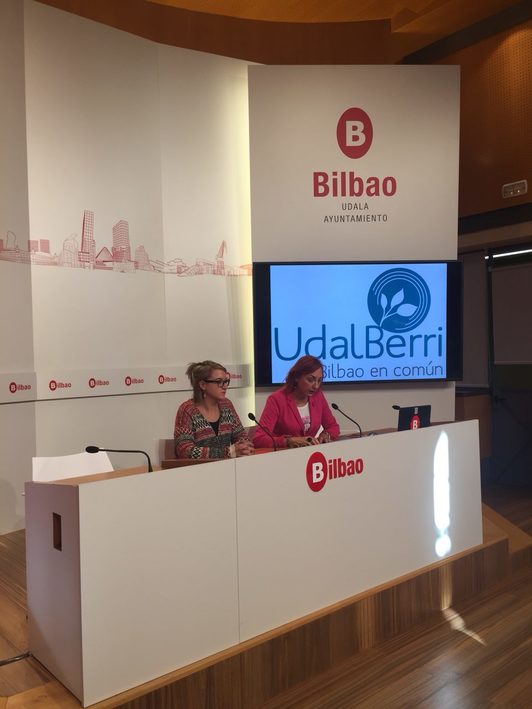 Las concejales de Udalberri, Carmen Muñoz y Amaia Arenal.