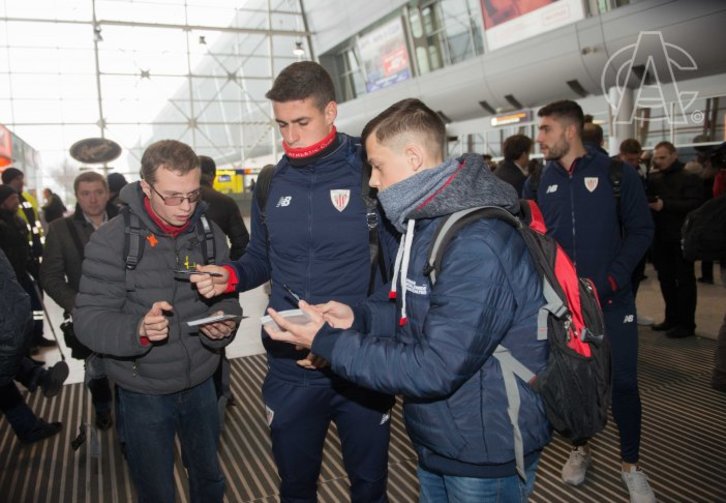 Kepa Arrizabalaga firmando autógrafos en el aeropuerto de Lviv. (ATHLETIC CLUB)