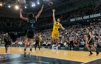 Lehia oso estua izan zuten Bilbao Basketek eta Tenerifek aurreneko itzulian.