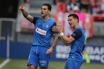 Jauregi y Dorrio celebran un gol del Amorebieta en Lezama.