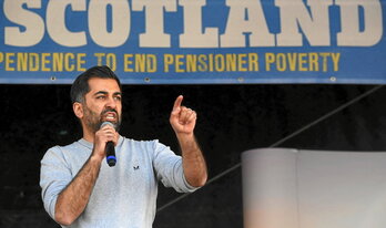 Humza Yousaf se dirige a sus seguidores tras una marcha de apoyo a la independencia de Escocia en Glasgow el pasado sábado.