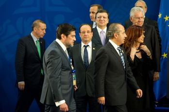 Hollande y Barroso, al inicio de la cumbre mexicana. (Bertrand LANGLOIS/AFP)