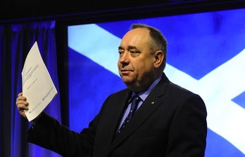 Alex Salmond, jefe del Gobierno escocés, sostiene una copia del acuerdo durante su comparecencia. (Andy BUCHANAN/AFP PHOTO)