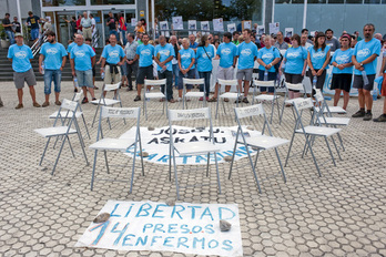 Concentración por la libertad de Iosu Uribetxebarria el pasado agosto, con 14 sillas vacías que reflejaban el número de presos enfermos. (Juan Carlos RUIZ/ARGAZKI PRESS)