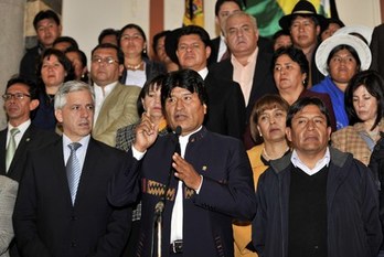 Comparecencia del Gobierno boliviano, con Evo Morales al frente, tras la muerte de Hugo Chávez. (Aizar RALDES/AFP PHOTO)