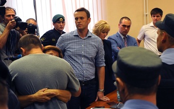 Soldados intentan cerrar el paso a una multitud que se manifiesta contra la condena a Navalny. (Kirill KUDRYAVTSEV/AFP) 