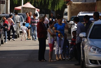 Varias personas se refugian en la calle tras el seísmo, en la ciudad de Dingxi. (AFP)