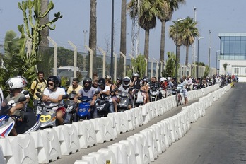 Las motos tampoco se libran de las largas colas en la frontera (Marcos MORENO / AFP PHOTO)