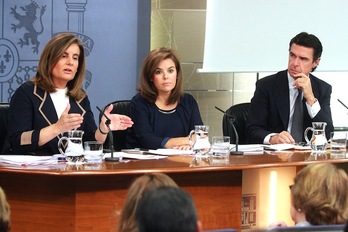 Fátima Báñez, Soraya Sáenz de Santamaría y José Manuel Soria, en la comparecencia posterior al Consejo de Ministros. (LA MONCLOA)