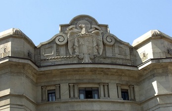 Símbolo franquista en el edificio de Hacienda de la plaza Elíptica de Bilbo. (Marisol RAMIREZ/ARGAZKI PRESS)