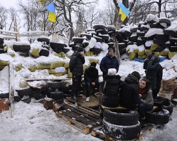Los opositores han levantado barricadas con sacos y nieve para impedir la entrada a edificios oficiales. (Yuriy  DYACHYSHYN/AFP)