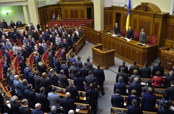 Sesión extraordinaria del Parlamento ucraniano. (Sergei SUPINSKY/AFP PHOTO)
