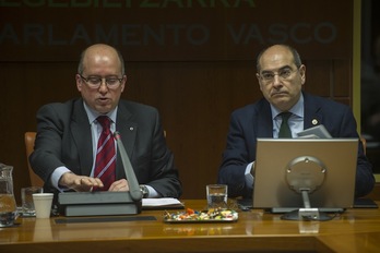 Jon Darpón junto a Carmelo Barrio, en la Comisión de Salud. (Juanan RUIZ/ARGAZKI PRESS)