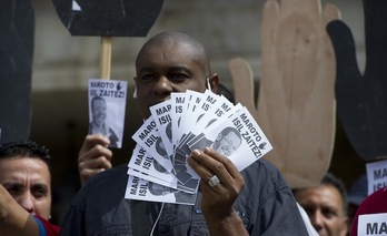 Uno de los participantes en la concentración de SOS Racismo. (Raúl BOGAJO / ARGAZKI PRESS)