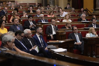 Instantánea del pleno del Parlament que ha aprobado esta tarde la Ley de consultas. (Josep LAGO/AFP)