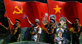 Veteranos que participaron en la guerra, durante las celebraciones. (Hoang DINH NAM / AFP)