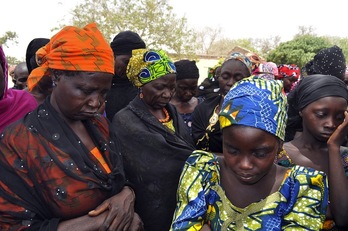 Familiares de las 200 niñas secuestradas rezando. (AFP)