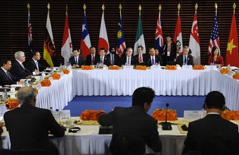 Representantes de los países que han sellado el acuerdo denominado TPP. (Mandel NGAN/AFP PHOTO)