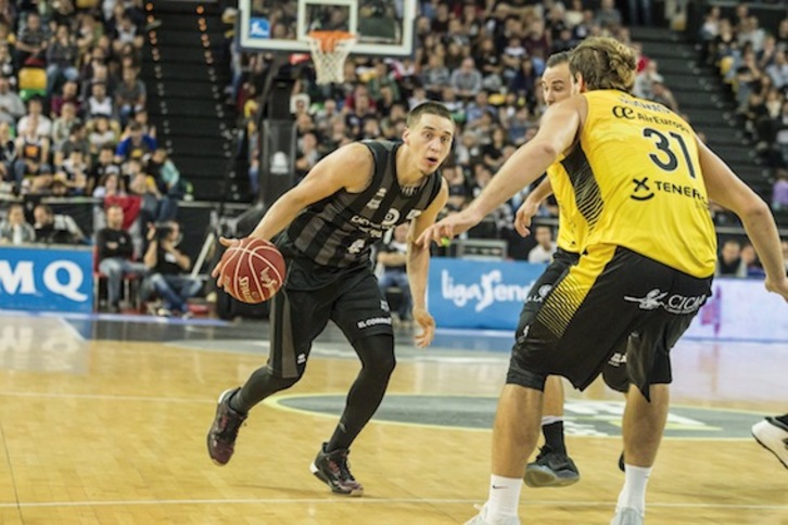Un lance del encuentro disputado entre Bilbao Basket y Tenerife en Miribilla. (Aritz LOIOLA/ARGAZKI PRESS)