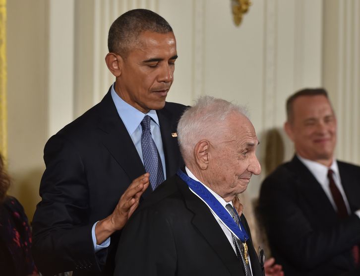 Obama tras entregar la medalla a Frank Gehry. (AFP)