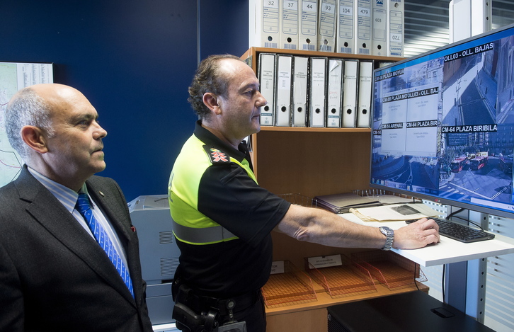 Tomás del Hierro con un agente de la Policía municipal. (Luis JAUREGIALTZO / ARGAZKI PRESS)