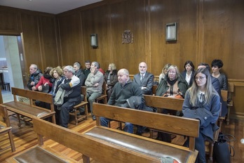 Algunos de los afectados por las aportaciones de Fagor y Edesa, en el juzgado de Bergara. (Gorka RUBIO/ARGAZKI PRESS)
