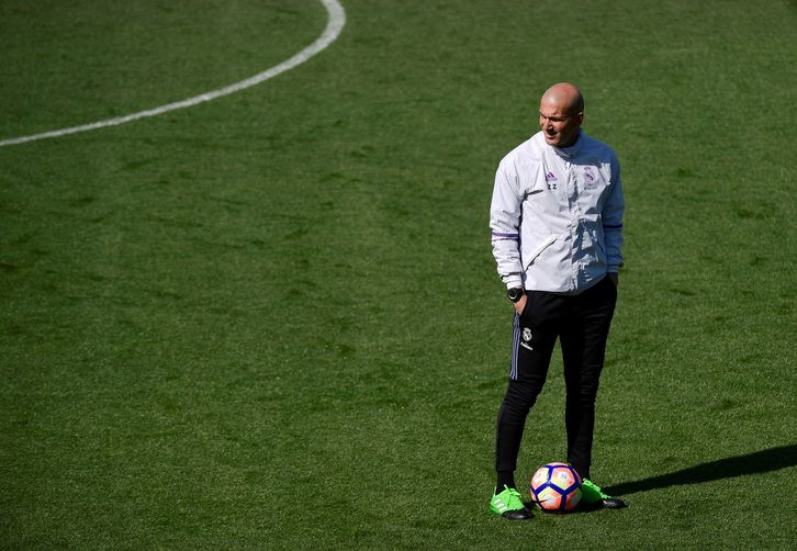 Zidane durante el entrenamiento del Real Madrid. (Pierre PHILLIPE-MARCOU /AFP)