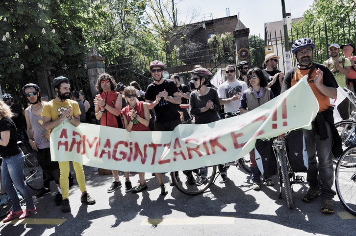 Activistas ecologistas y antimilitares han marchado contra el gasto militar. (ARGAZKI PRESS)